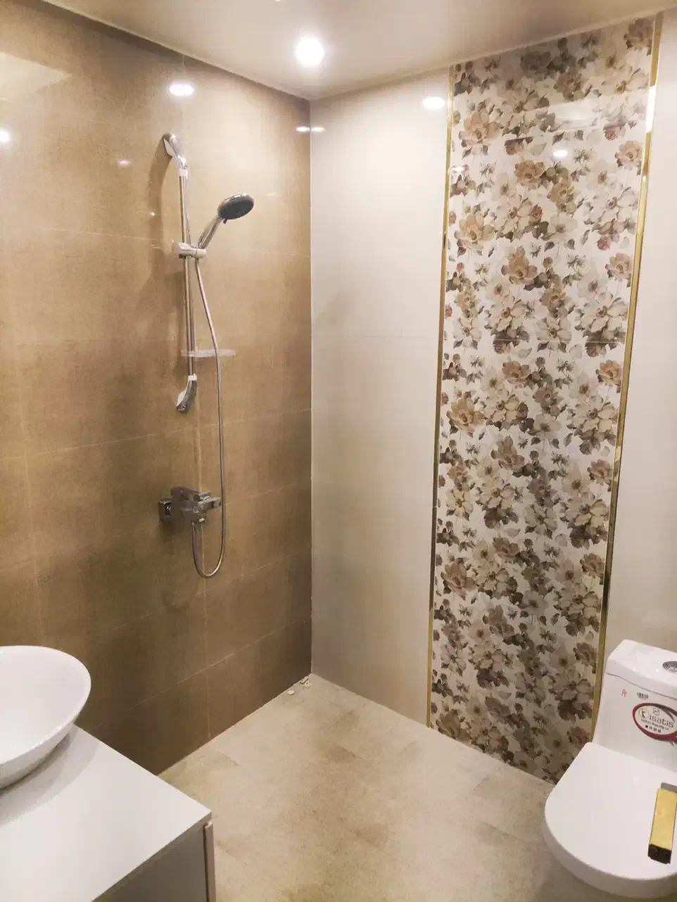 ۲۰۰ متر ، سونا و جکوزی ، دربست یا جداگانه با روف