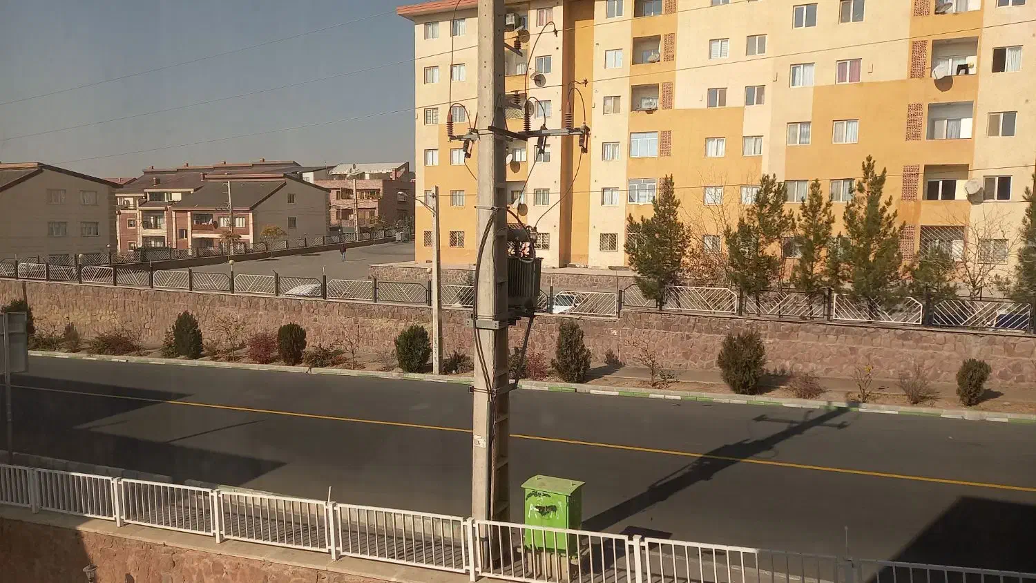 توضیحات

پردیس فاز۳ 
خیابان معلم
۳۵۰ رهن کامل
طبقه دوم
۶۶متری تک خواب
تخلیه فوری دو روزه
انباری دارد
بهترین لویکشن 
دسترسی عالی
بر بلوار اصلی
مالک محترم ۱۸ ماهه هم رهن کامل میده.
پارکینگ محوطه با درب ریموت‌دار و نگهبانی ۲۴ ساعته.
مجتمع آرام