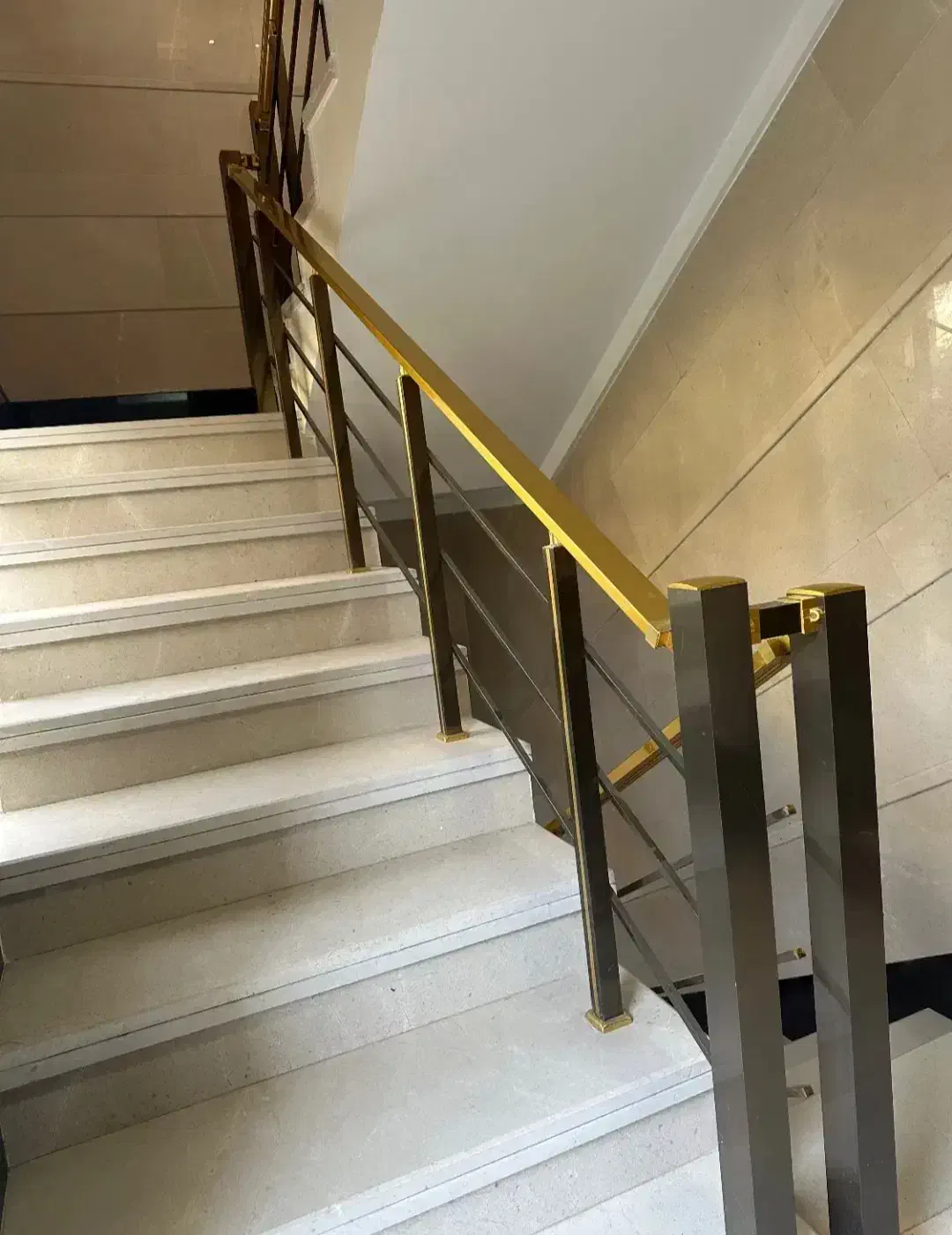 ۲۰۰ متر ویلایی/سه طبقه تک واحدی دربست یا جداگانه