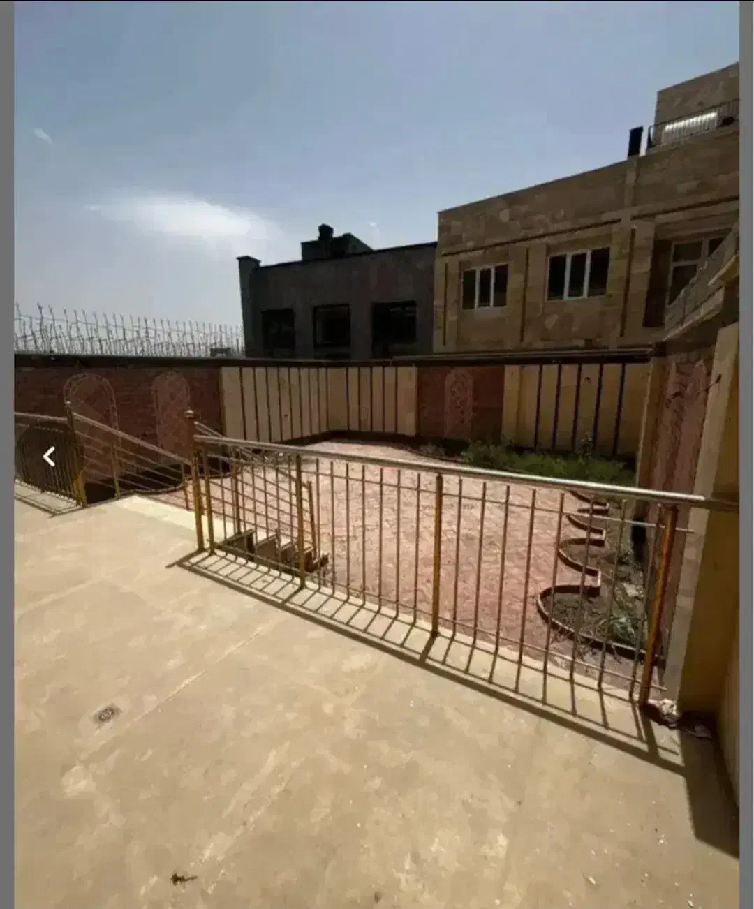 ۲۰۰ متر ویلایی /کلید نخورده /۱۲۰ متر حیاط اختصاصی