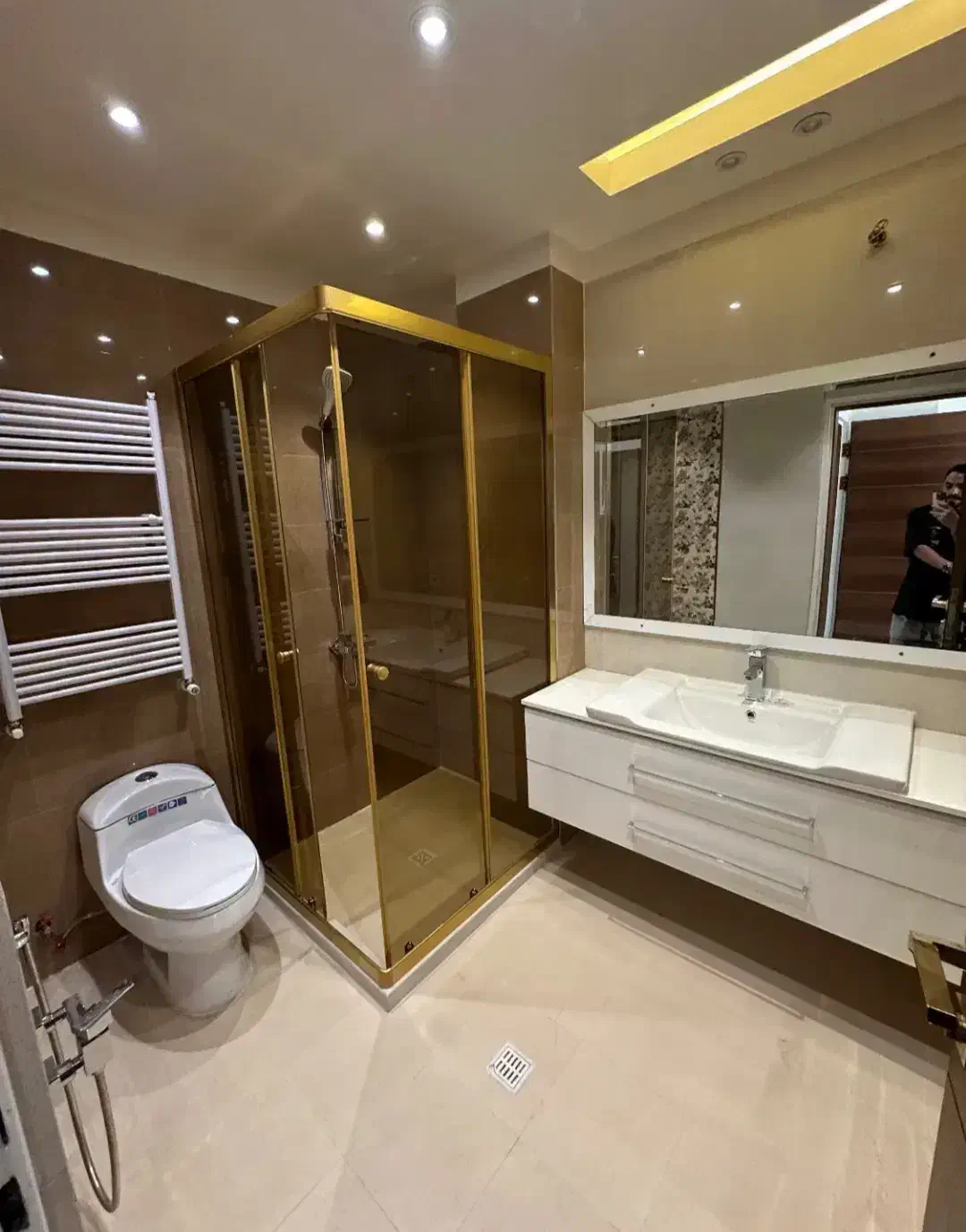 ۲۰۰ متر ویلایی/سه طبقه تک واحدی دربست یا جداگانه