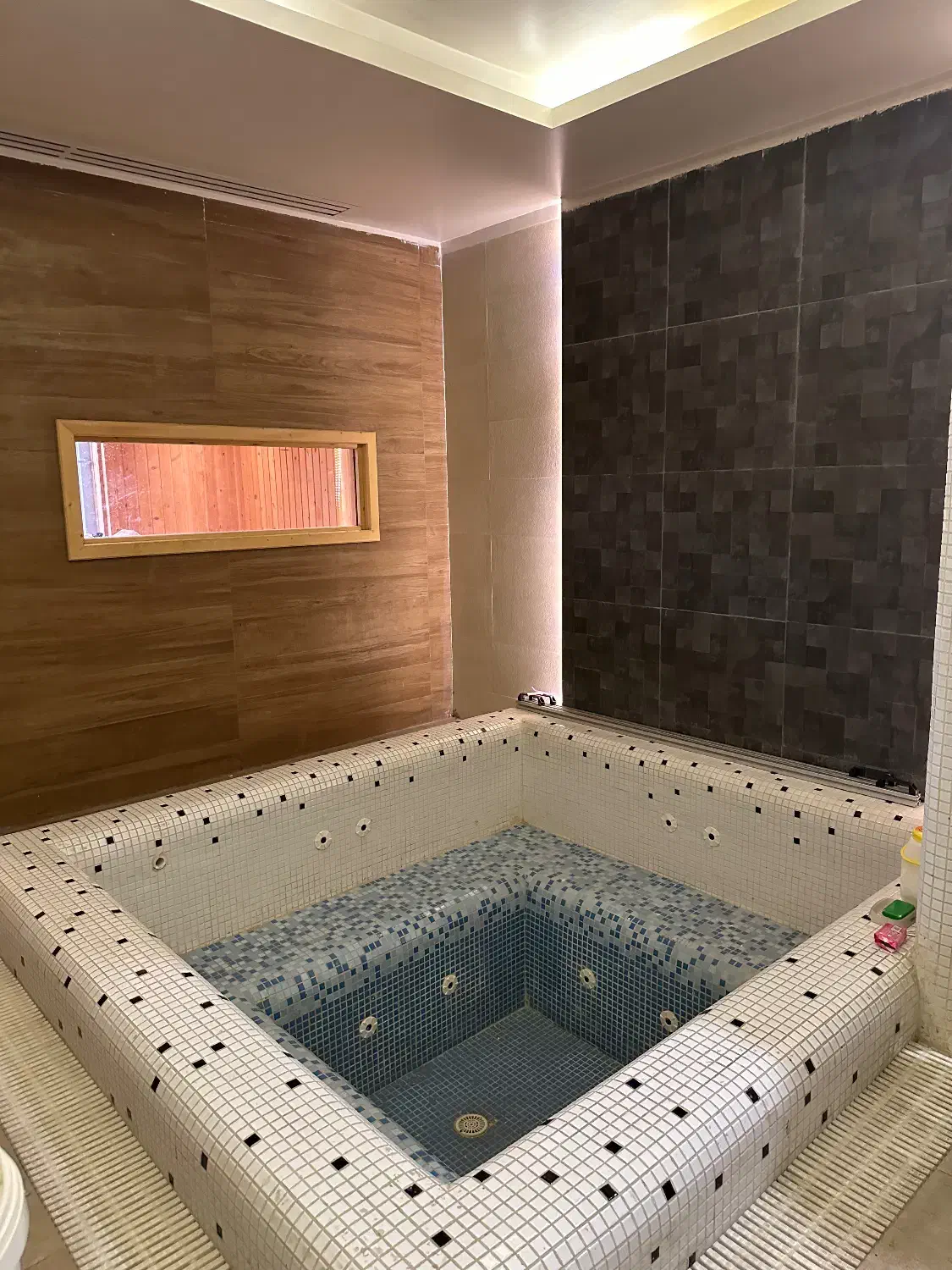 ۱۹۰ متر/۳ خوابه/نوساز/جکوزی/روف دار