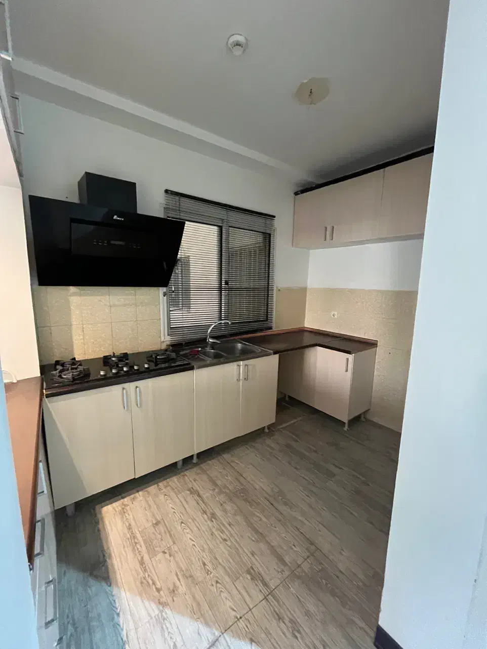 توضیحات

فاز۳ پردیس خیابان معلم 
مجتمع زنبق 
۵۰ متری
طبقه اول 
اسانسور+پارکینگ
نگهبانی ۲۴ ساعته 
واحد تخلیه اماده بازدید